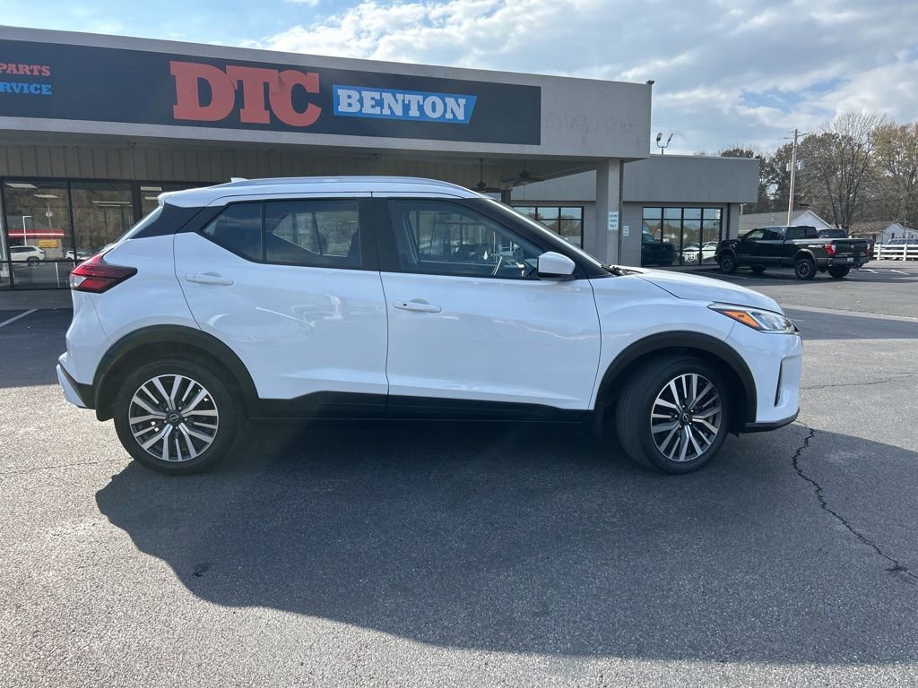 Used 2023 Nissan Kicks SV image 3
