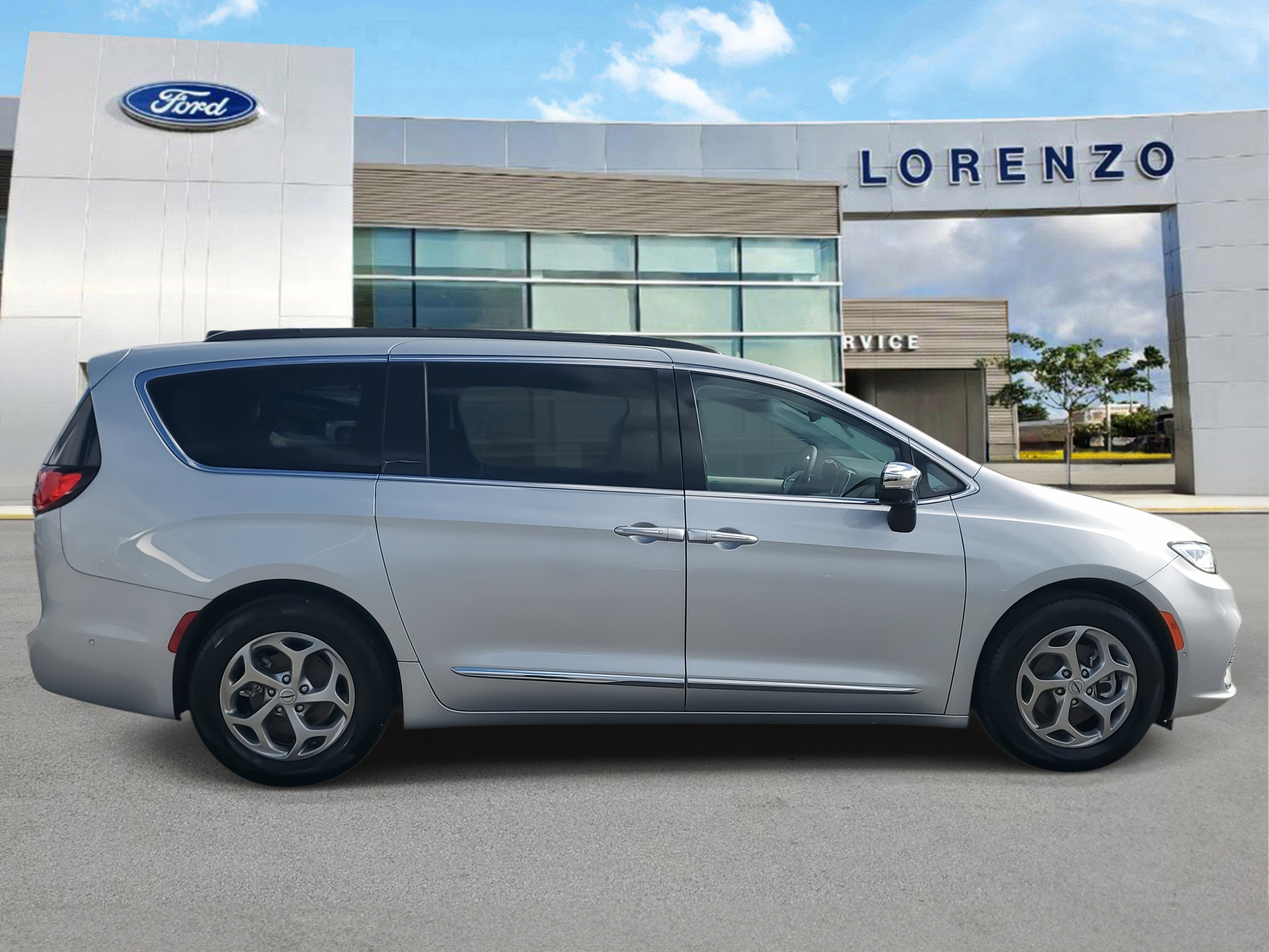Used 2023 Chrysler Pacifica Limited w/ Uconnect Theater Family Group image 4