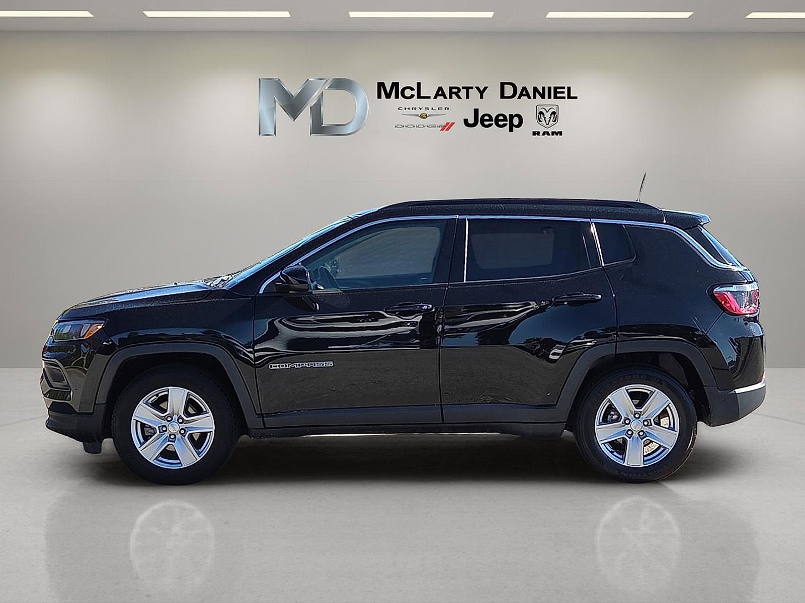 Used 2022 Jeep Compass Latitude image 3