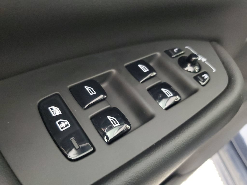 Used 2025 Volvo XC90 B5 Core AWD/4WD image 21