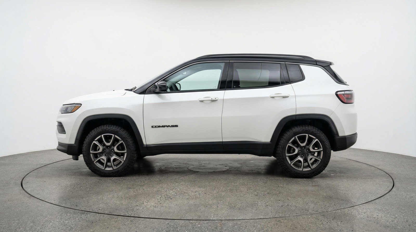 Used 2025 Jeep Compass Trailhawk image 5