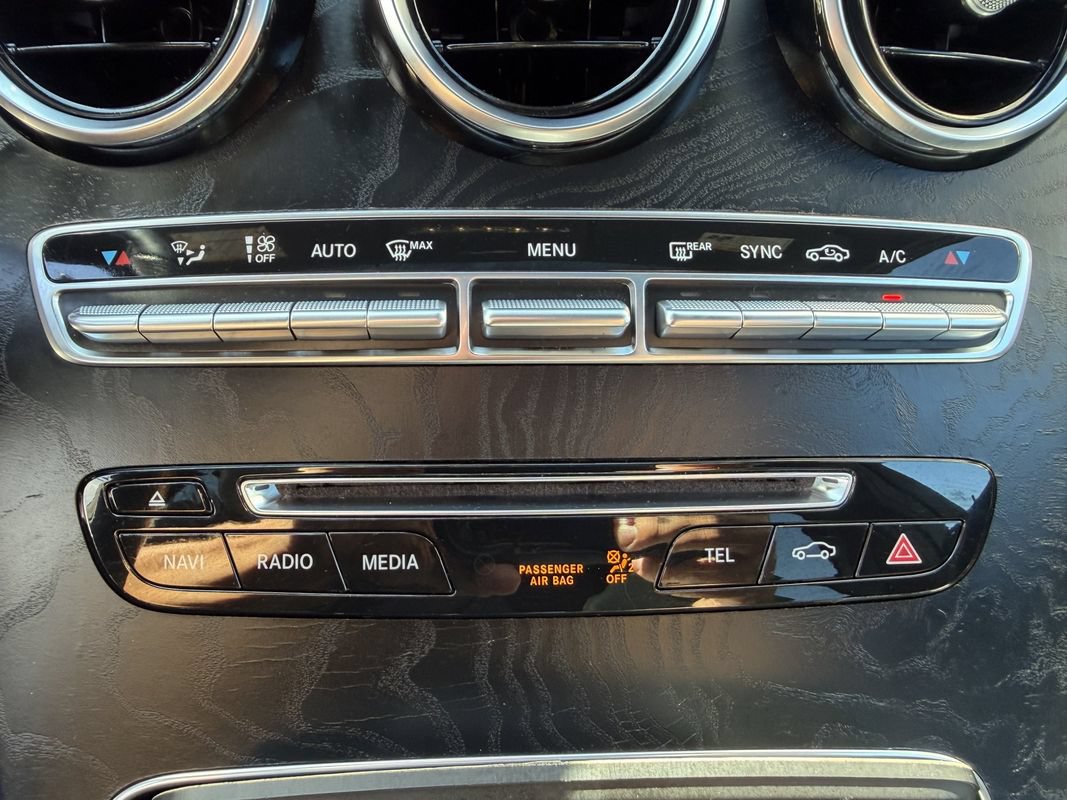 Used 2019 Mercedes-Benz GLC 300 4MATIC w/ Premium Package image 28