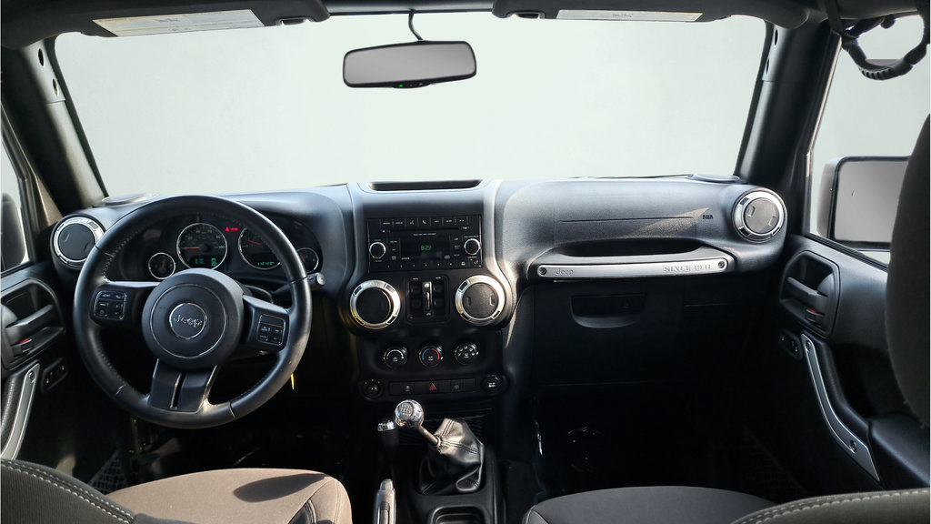 Used 2017 Jeep Wrangler Unlimited Rubicon w/ Connectivity Group AWD/4WD image 13