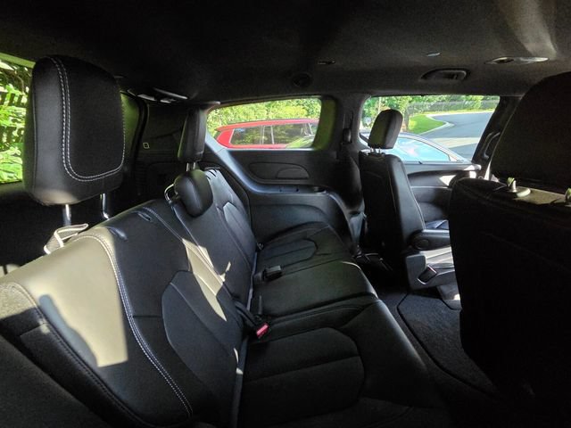 Used 2025 Chrysler Pacifica Select FWD image 12