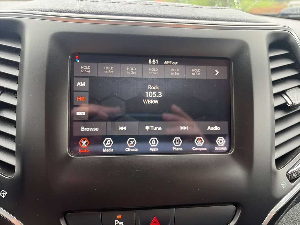 Used 2019 Jeep Cherokee Latitude Plus AWD/4WD image 19