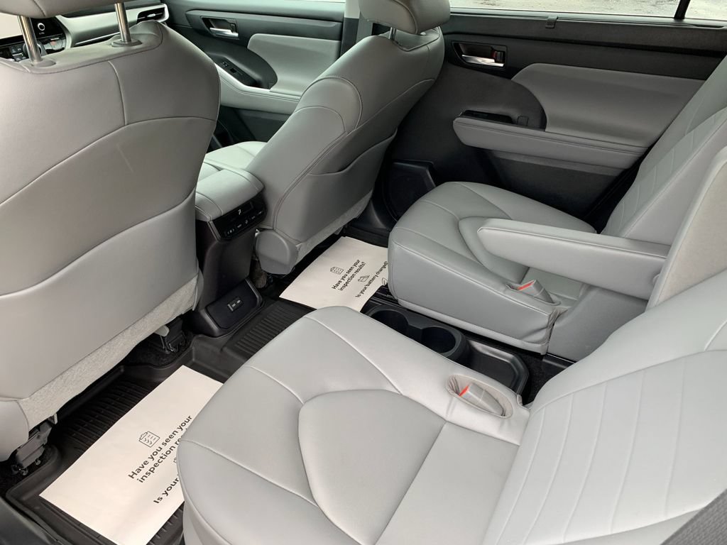 Used 2023 Toyota Highlander XLE FWD image 14