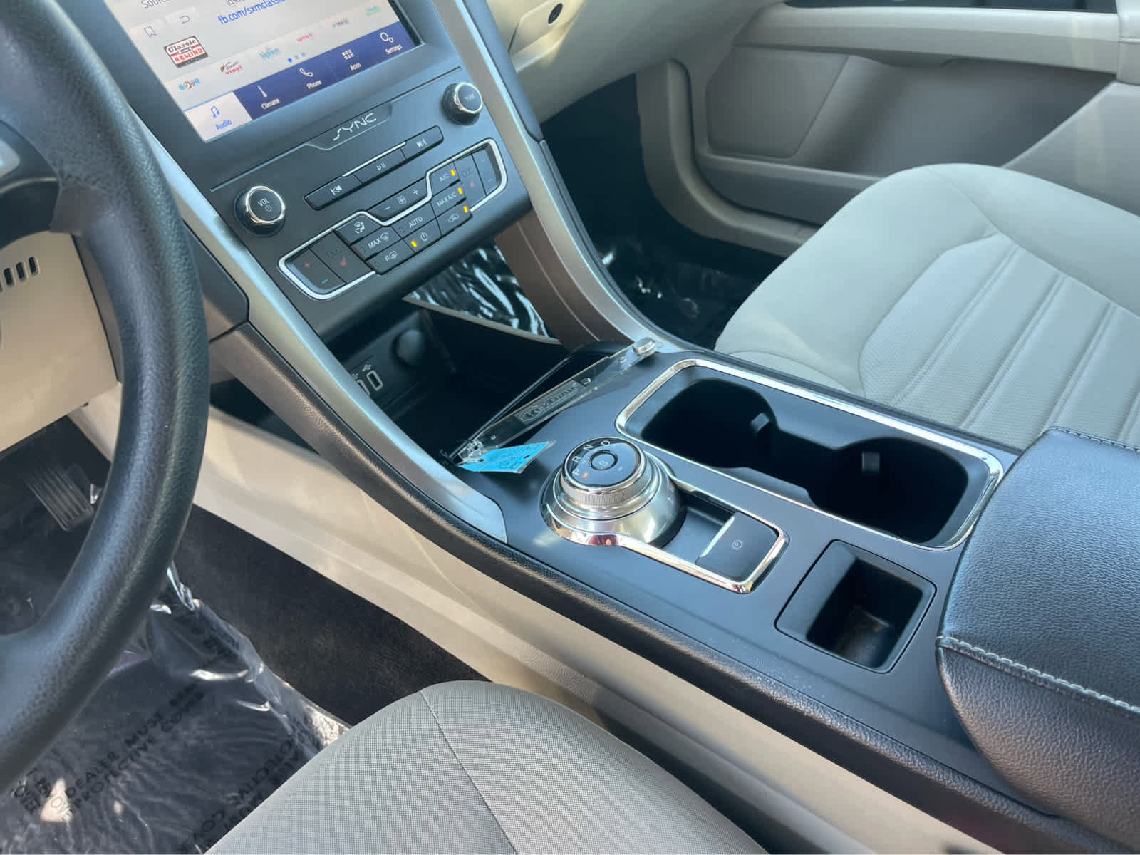 Used 2020 Ford Fusion SE AWD/4WD image 16