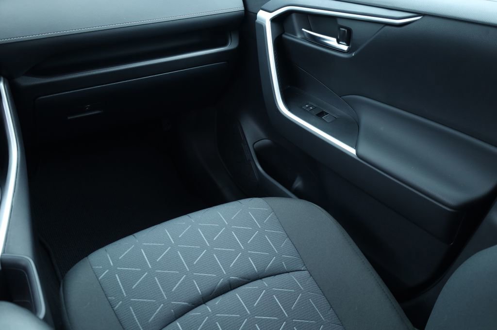 Used 2025 Toyota RAV4 XLE image 13