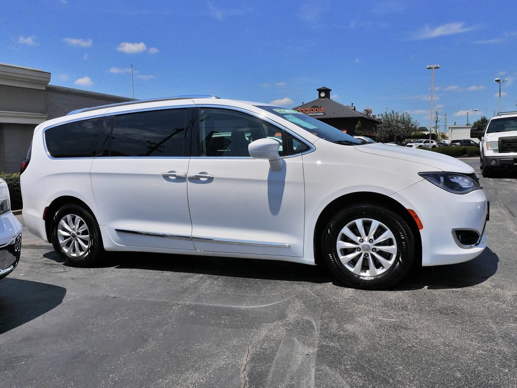 Used 2019 Chrysler Pacifica Touring-L FWD image 8