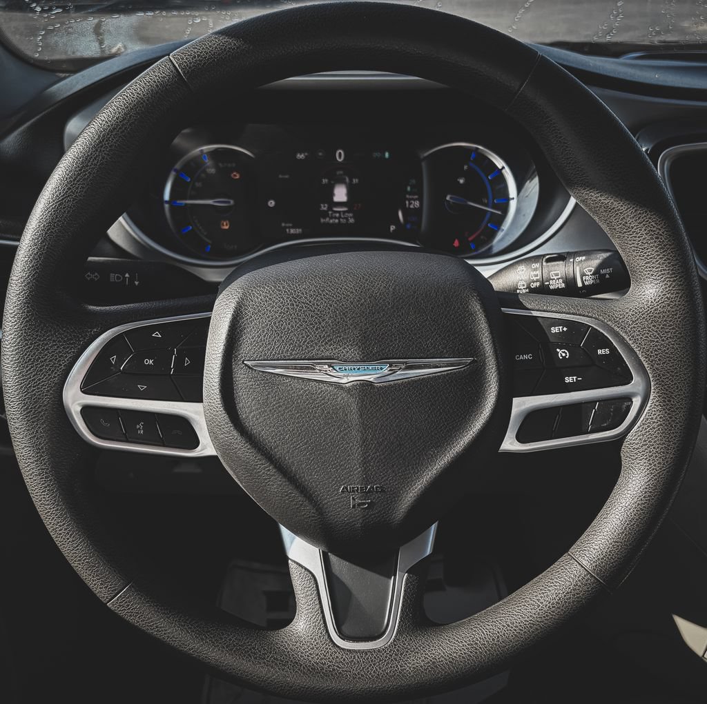 Used 2017 Chrysler Pacifica Touring Plus FWD image 10