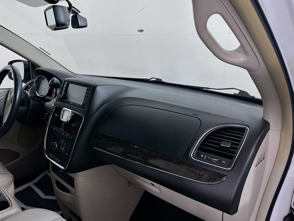 Used 2014 Chrysler Town & Country Limited image 31