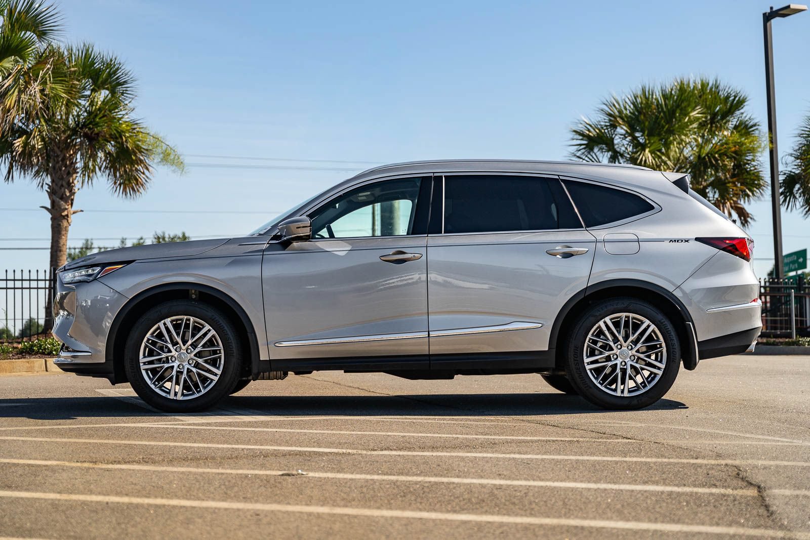 Used 2023 Acura MDX SH-AWD w/ Advance Package image 4