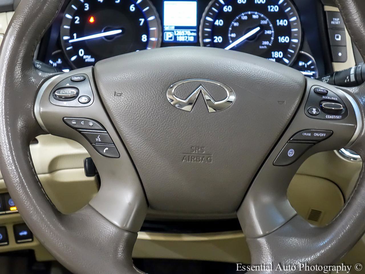Used 2015 INFINITI Q70 3.7 w/ Technology Package AWD/4WD image 19