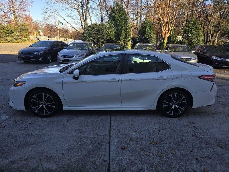 Used 2018 Toyota Camry SE image 2