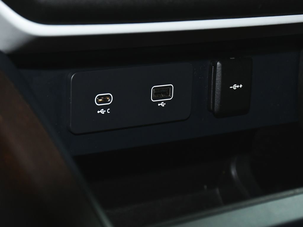 Used 2024 Land Rover Defender 130 X-Dynamic SE image 42