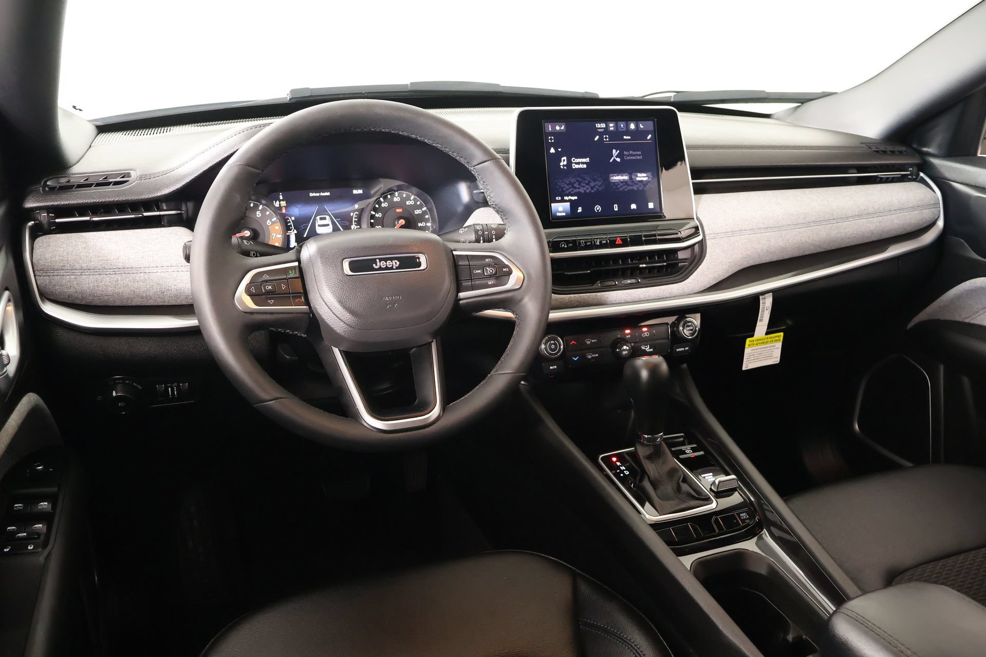 Used 2025 Jeep Compass Latitude AWD/4WD image 2
