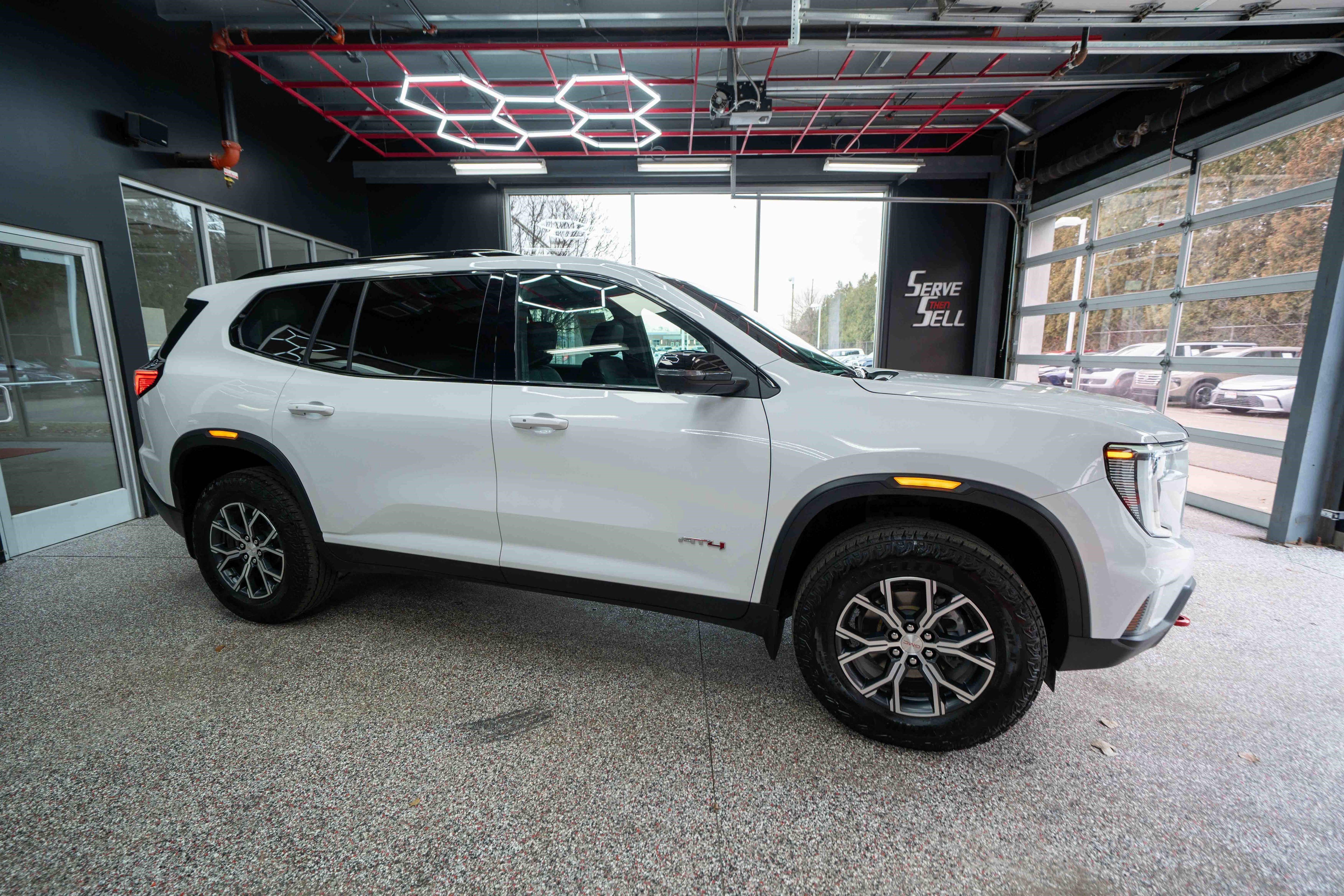 Used 2024 GMC Acadia AT4 w/ Luxury Package image 5