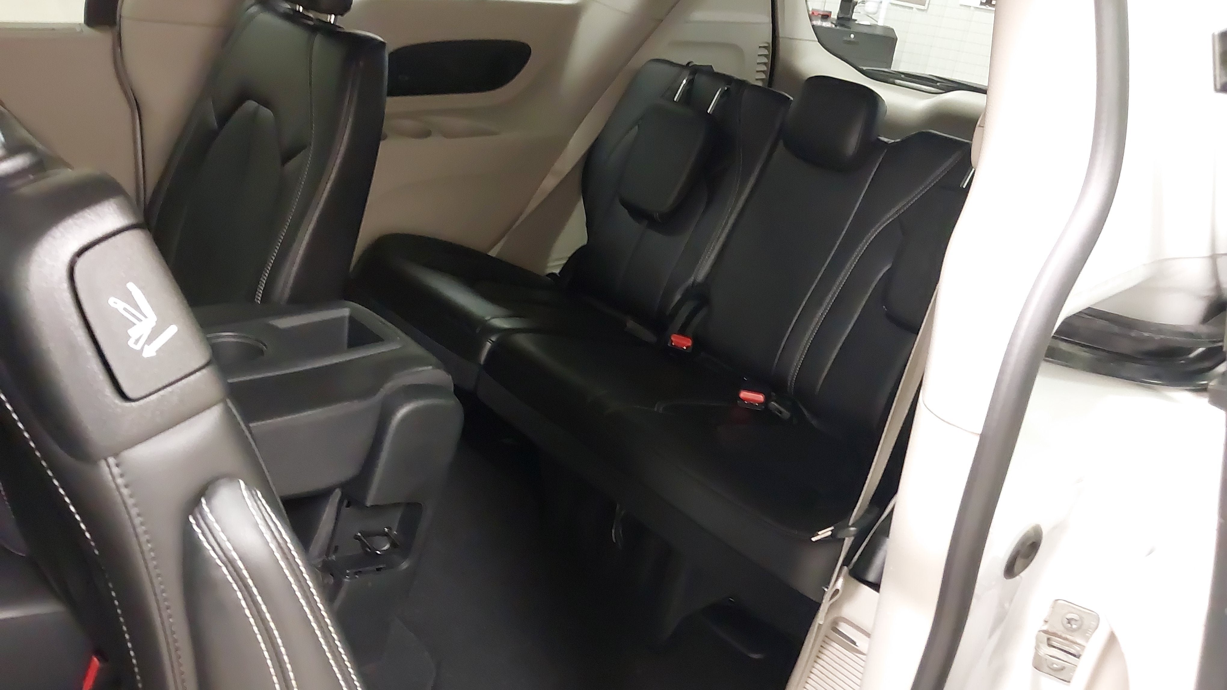 Used 2024 Chrysler Pacifica Touring-L w/ Uconnect Theater Family Group FWD image 39