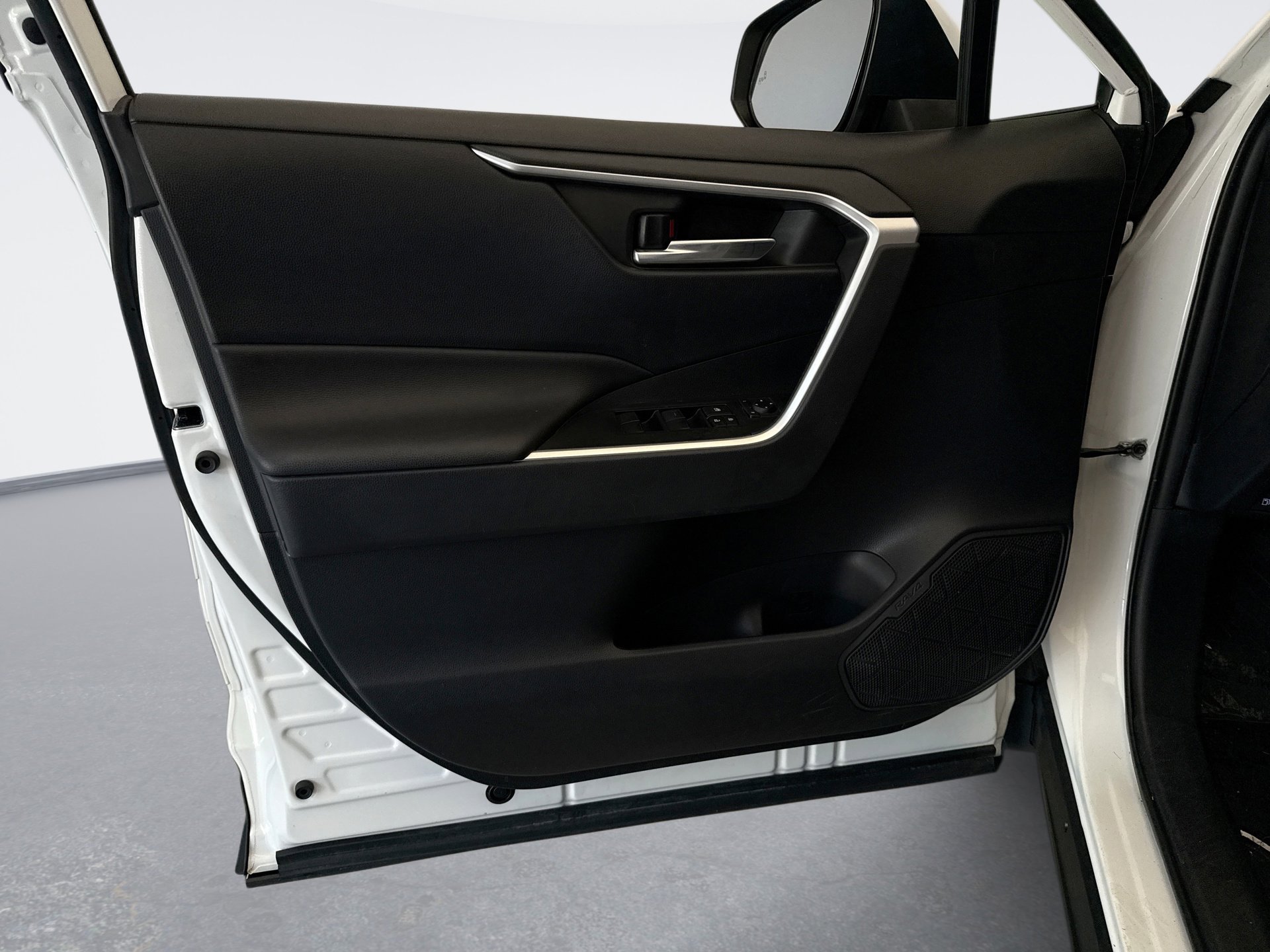 Used 2021 Toyota RAV4 XLE w/ Convenience Package AWD/4WD image 9
