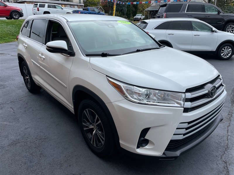 Used 2017 Toyota Highlander LE image 4