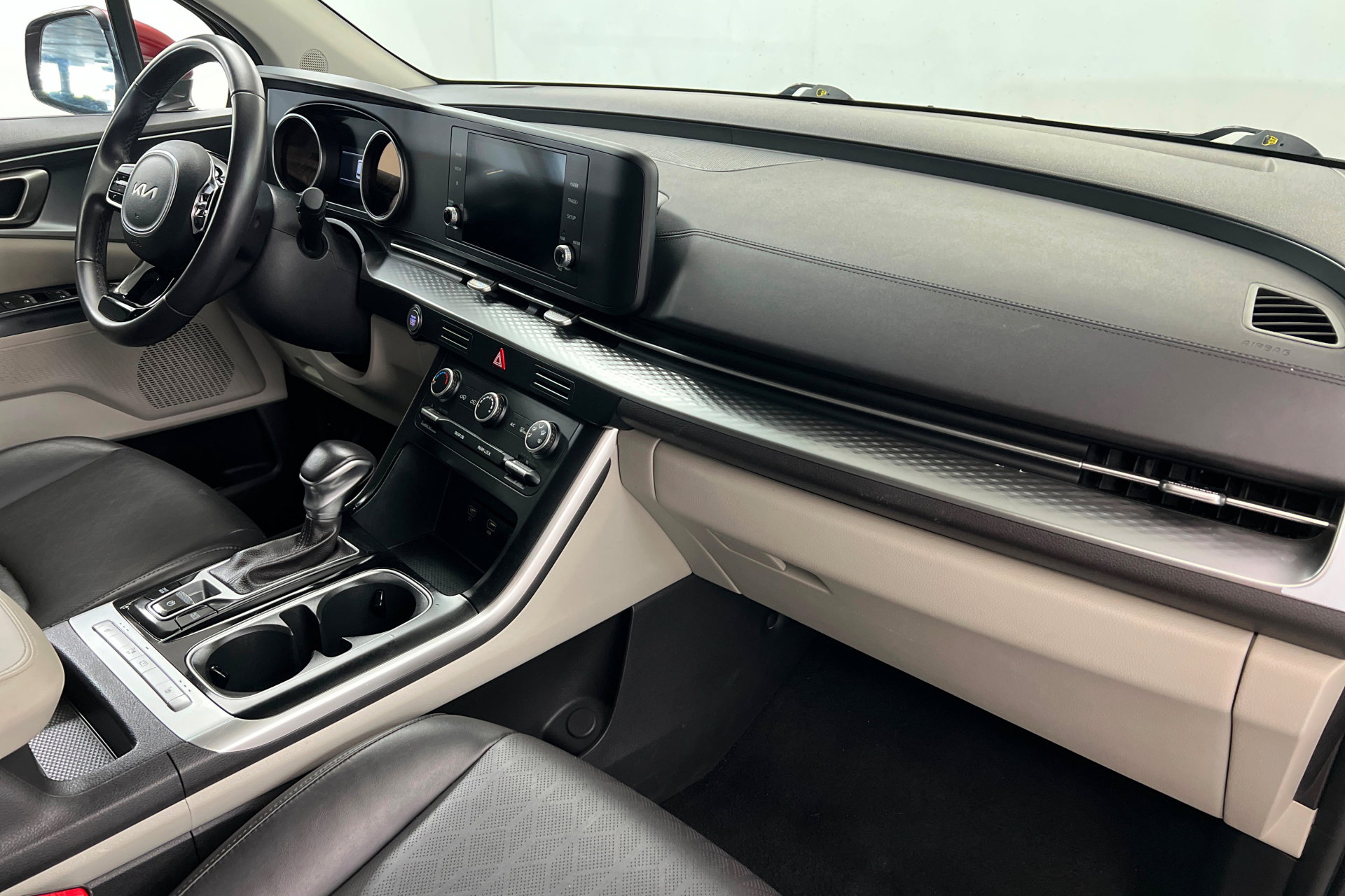 Used 2024 Kia Carnival LX image 25