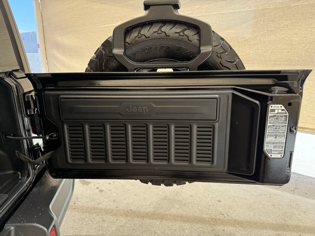 Used 2022 Jeep Wrangler Unlimited Rubicon 4xe w/ Cold Weather Group AWD/4WD image 16