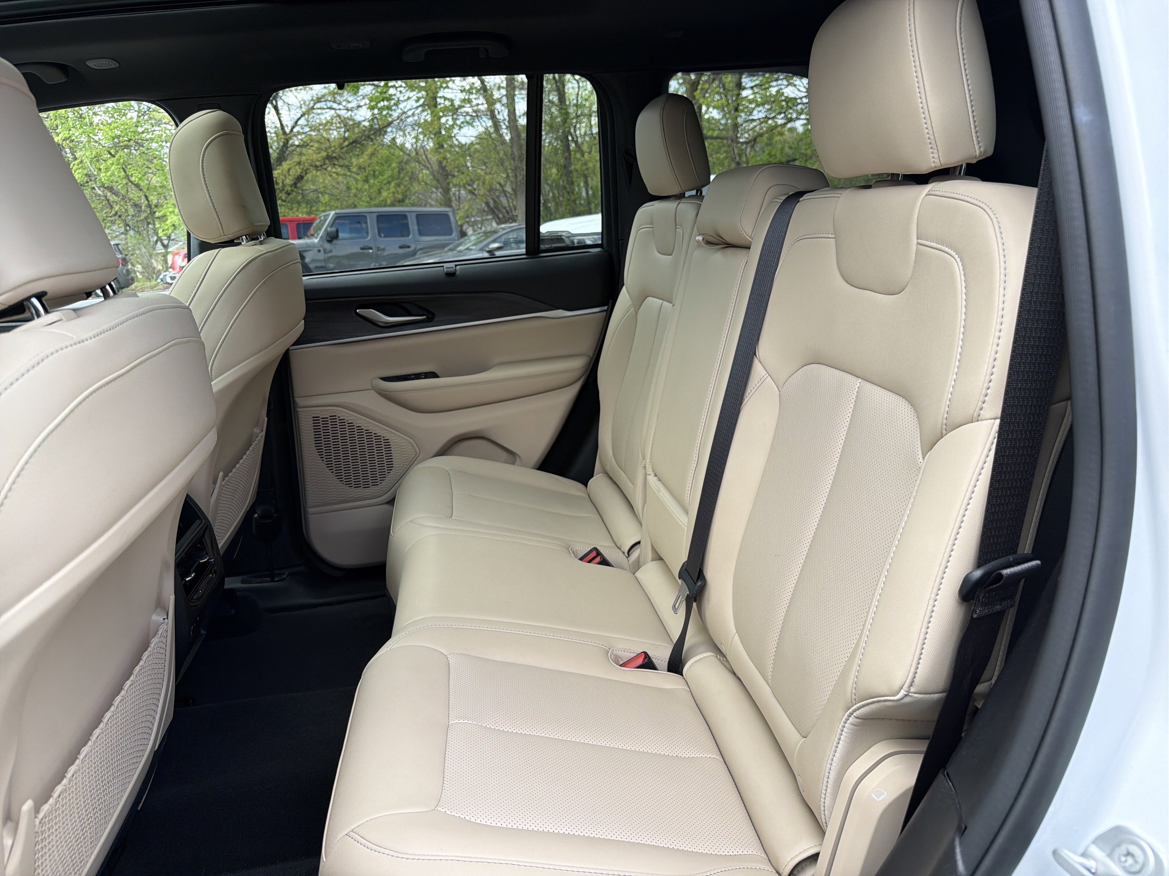 Certified 2023 Jeep Grand Cherokee Limited w/ Luxury Tech Group II image 11