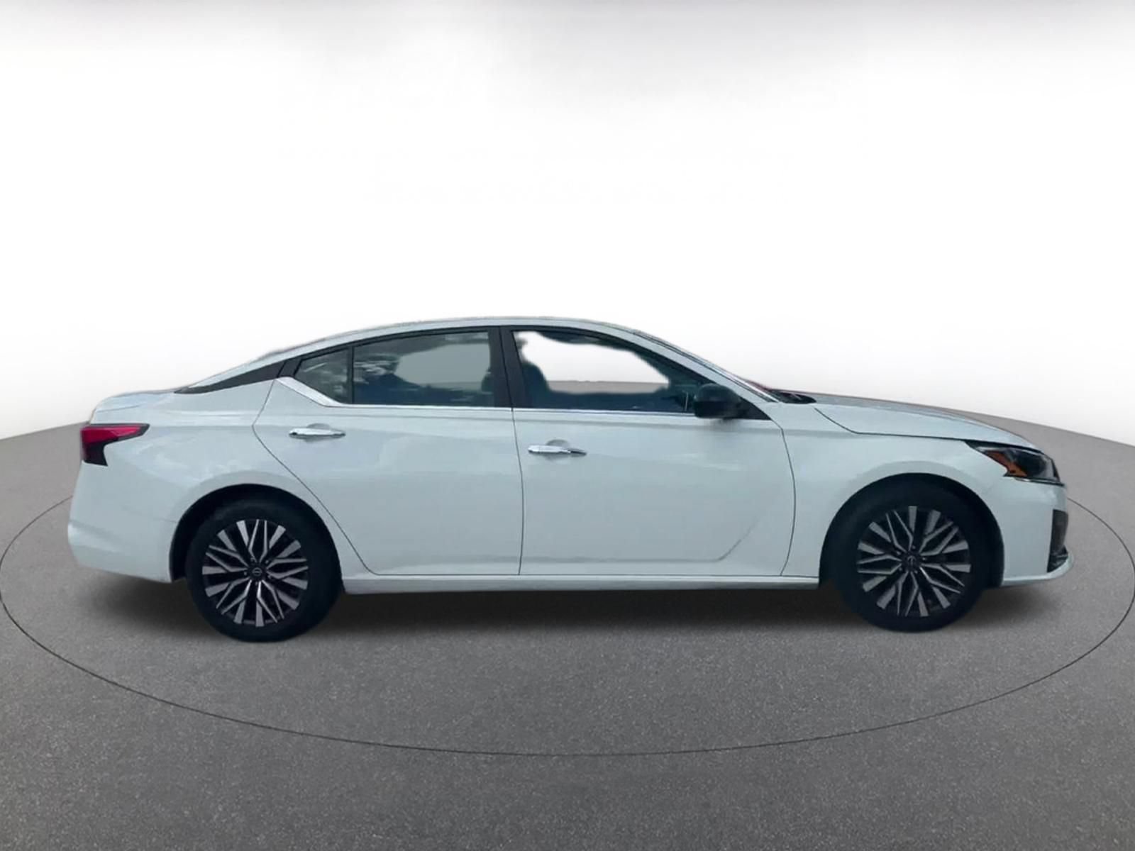 Used 2025 Nissan Altima 2.5 SV FWD image 14