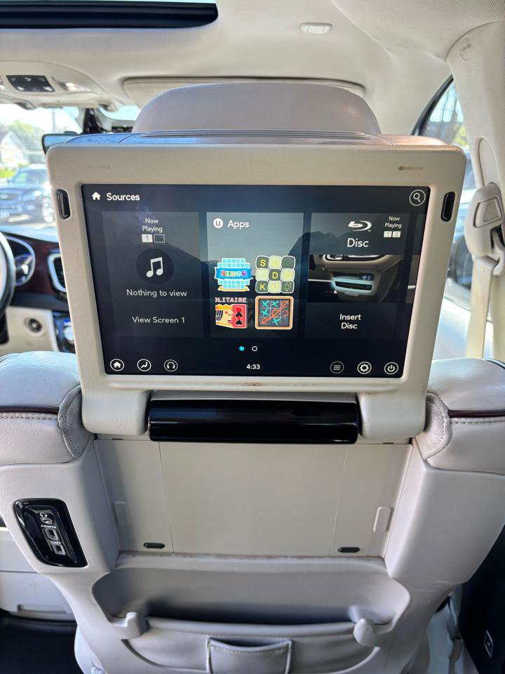 Used 2017 Chrysler Pacifica Limited w/ UConnect Theater Package FWD image 16