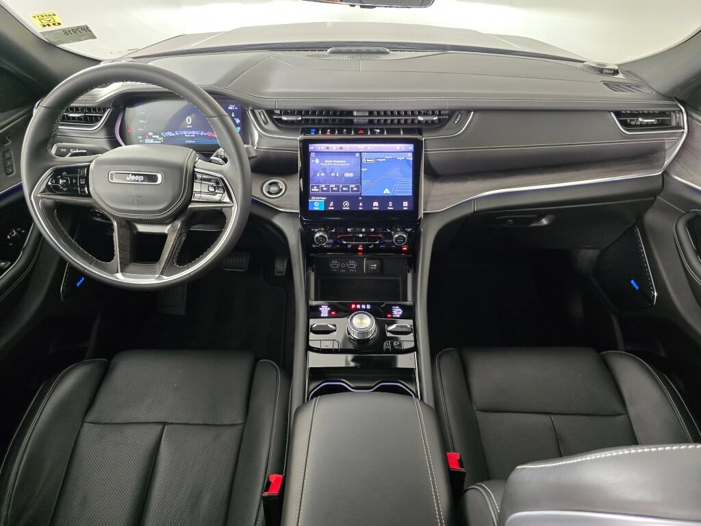 Used 2023 Jeep Grand Cherokee Overland w/ Luxury Tech Group IV AWD/4WD image 18
