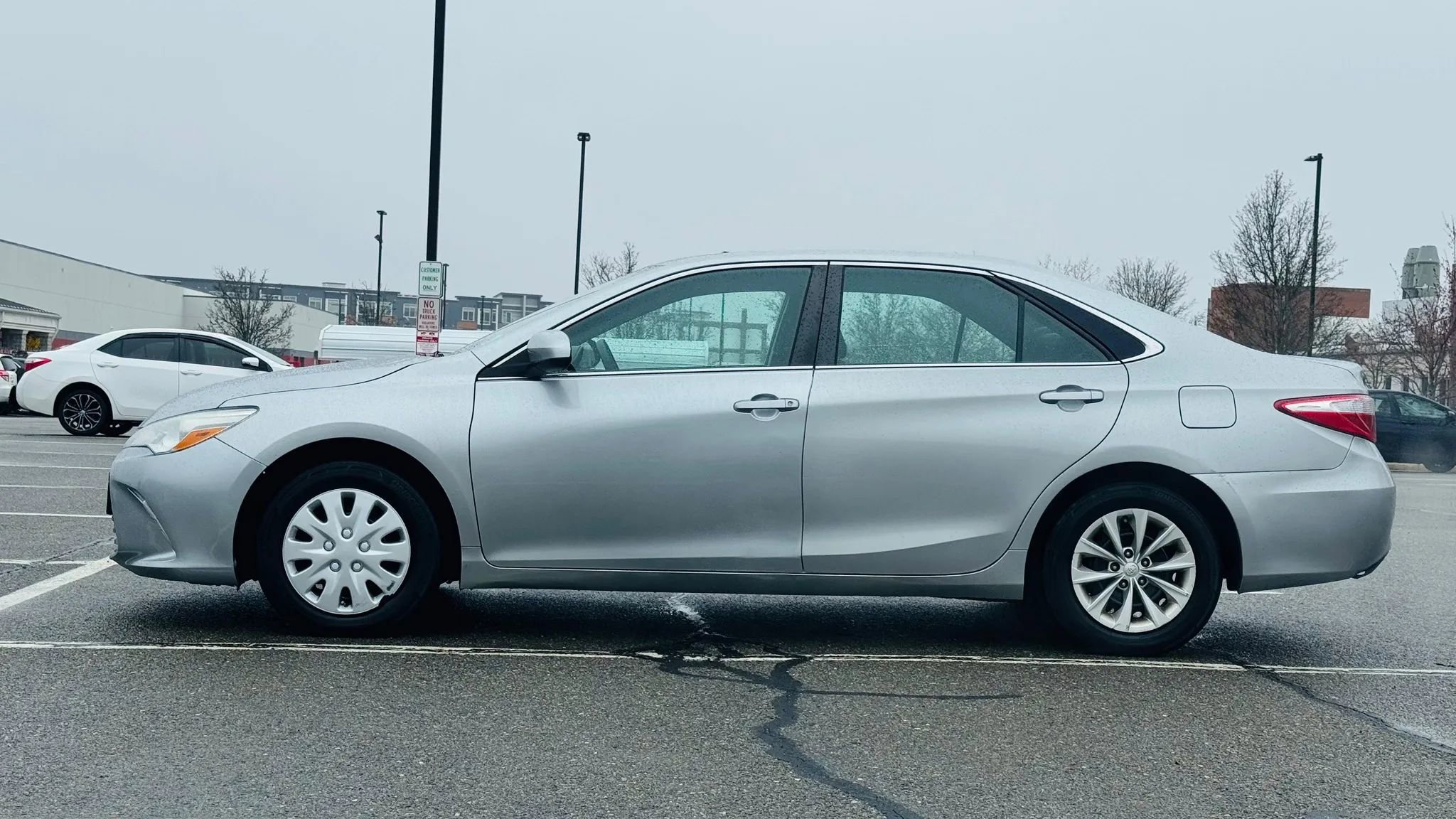Used 2016 Toyota Camry LE FWD image 5