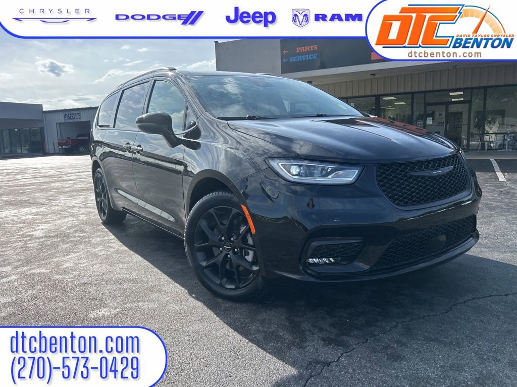 Used 2024 Chrysler Pacifica Touring-L w/ Uconnect Theater Family Group