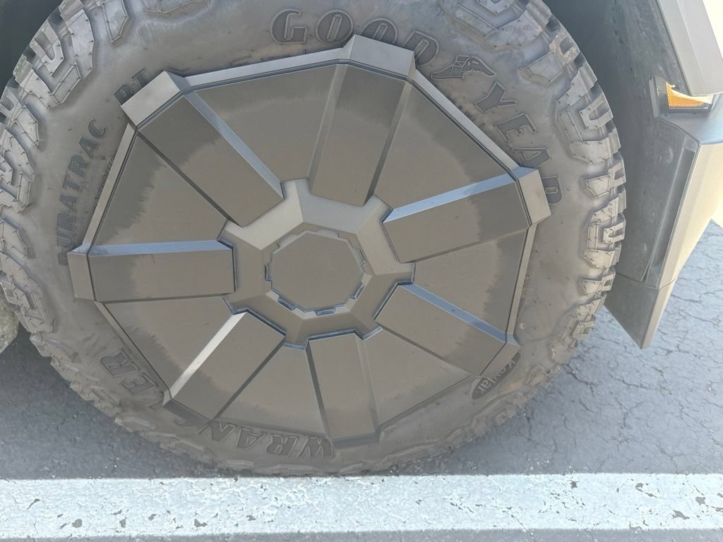 Used 2024 Tesla Cybertruck AWD Crew Cab image 22