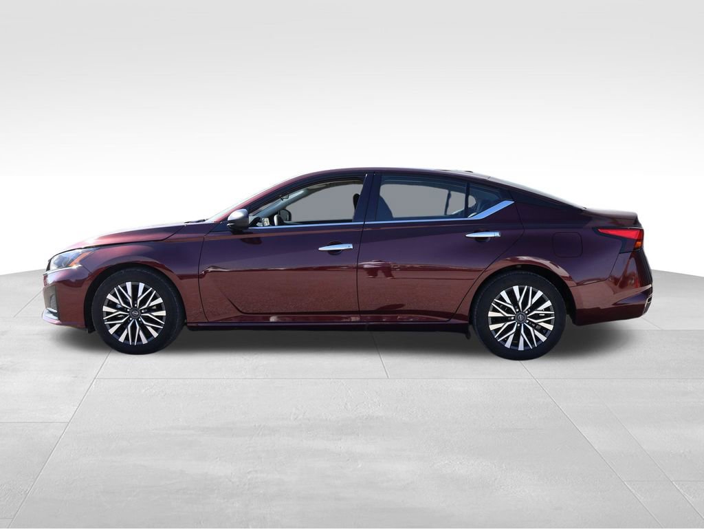 Used 2025 Nissan Altima 2.5 SV image 2