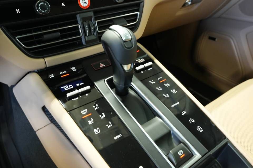 Certified 2026 Porsche Macan AWD/4WD image 24