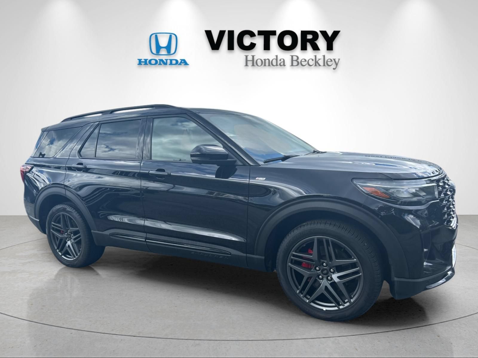 Used 2025 Ford Explorer ST-Line w/ ST-Line Street Pack AWD/4WD image 7