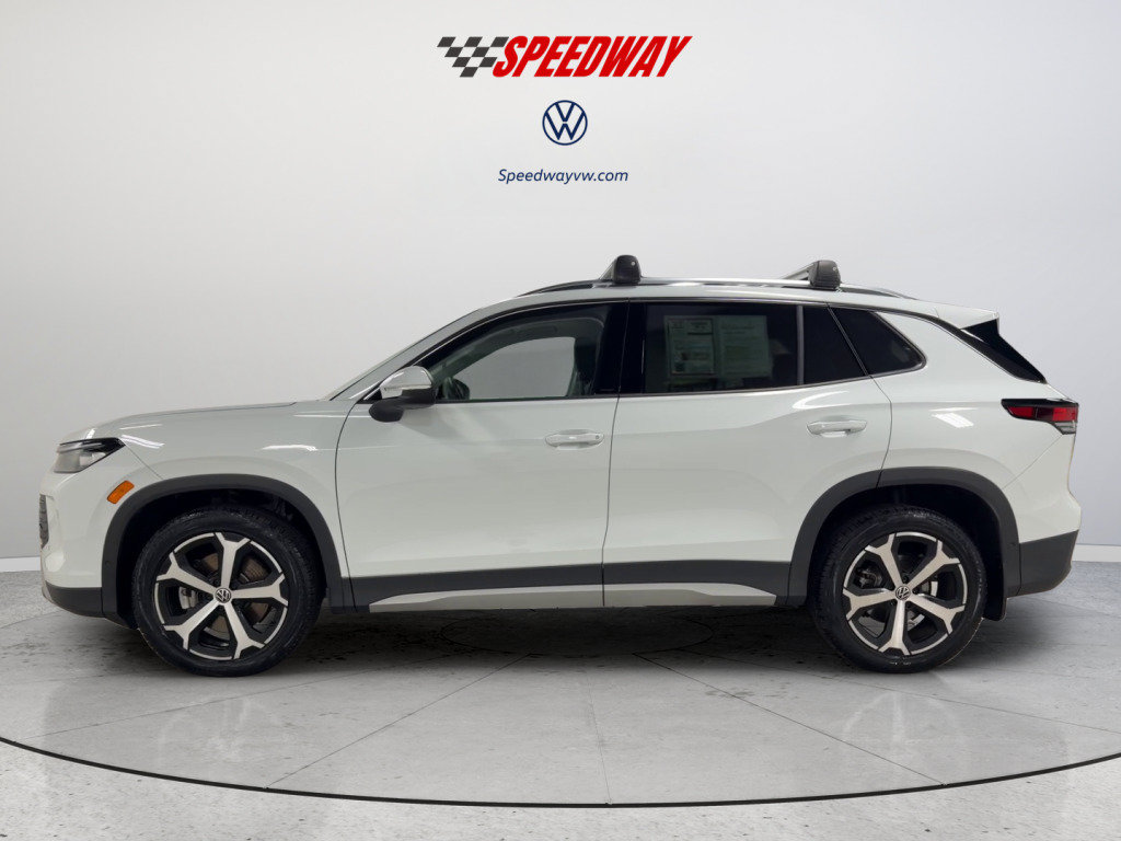 Used 2025 Volkswagen Tiguan SE AWD/4WD image 10
