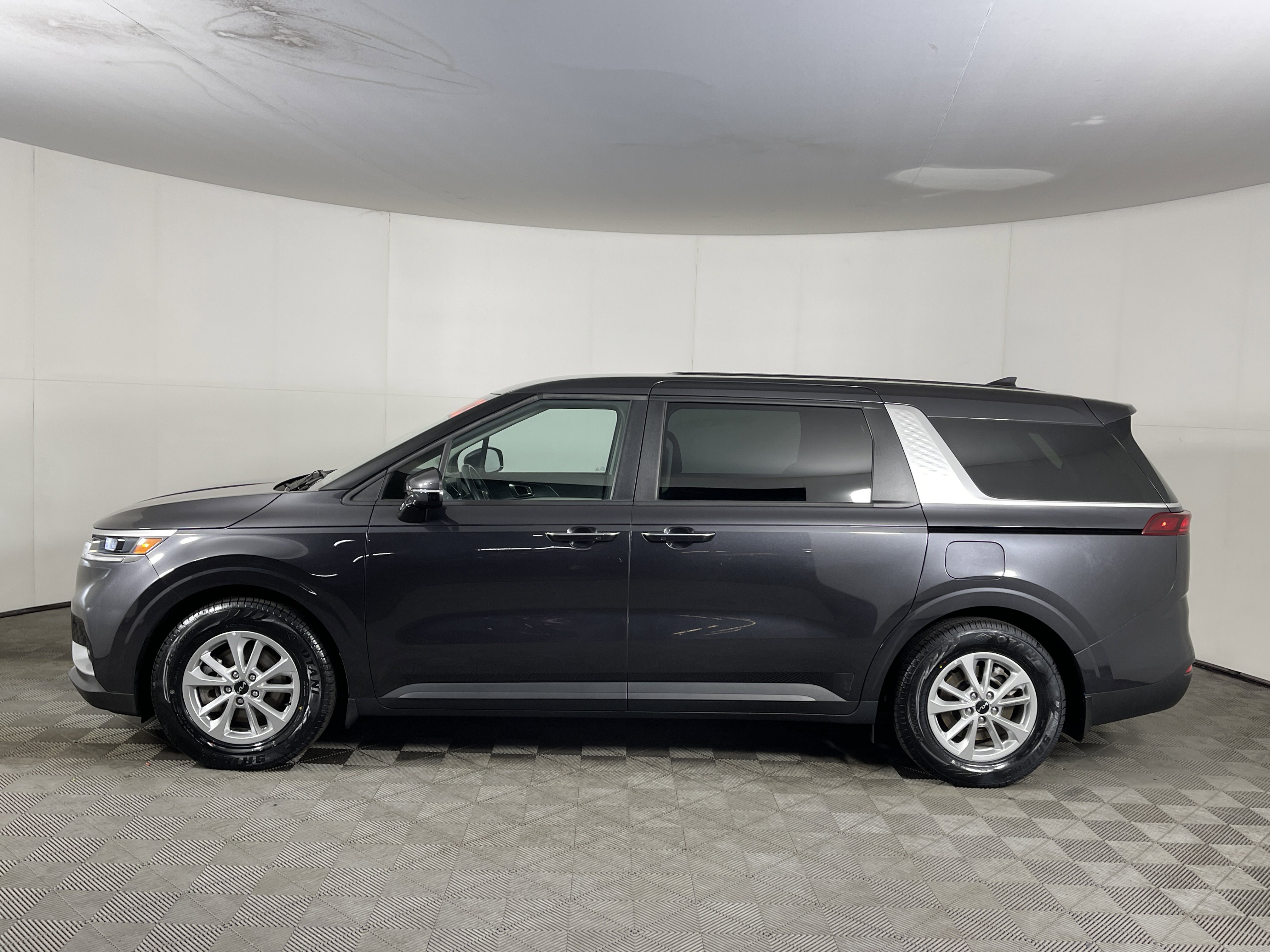 Used 2023 Kia Carnival LX image 3