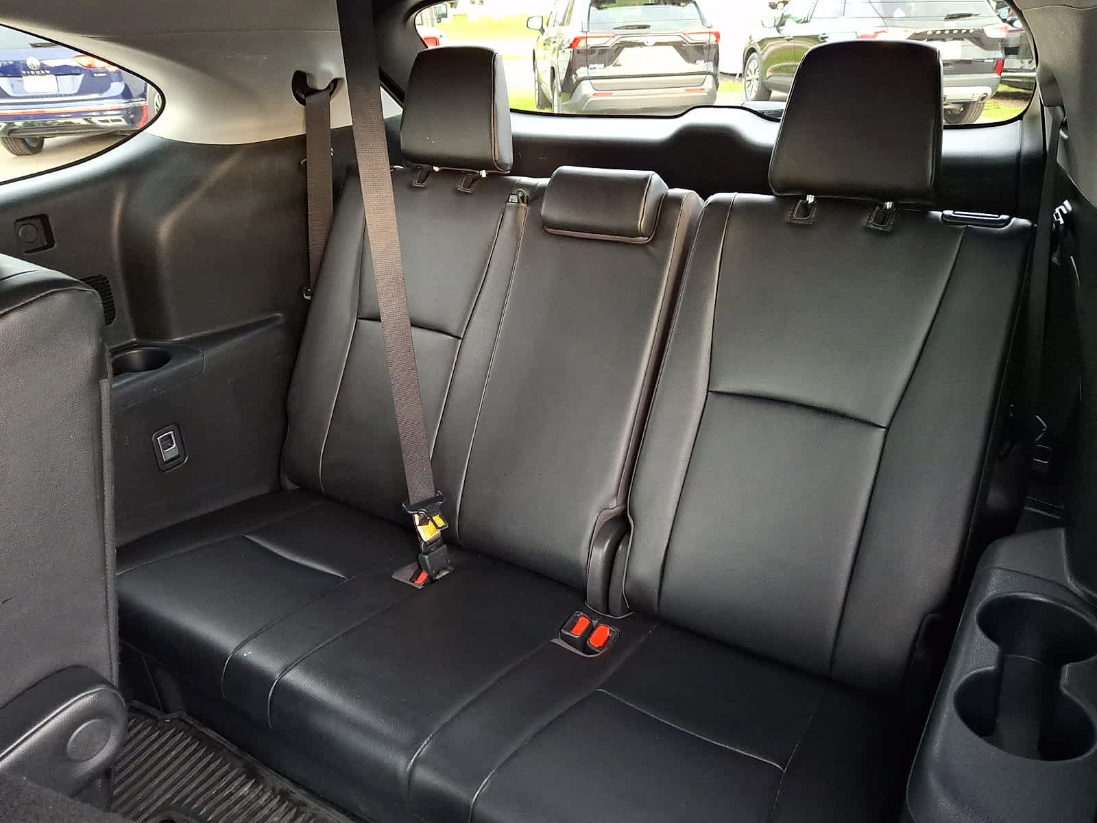 Used 2023 Toyota Highlander XLE AWD/4WD image 12