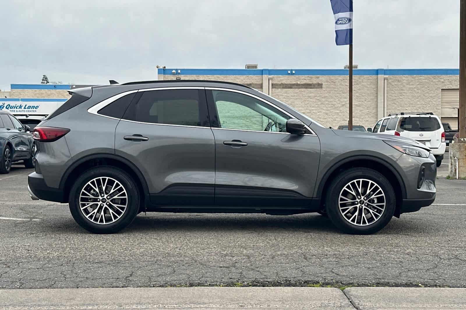 Certified 2025 Ford Escape SE w/ PHEV Premium Package image 8