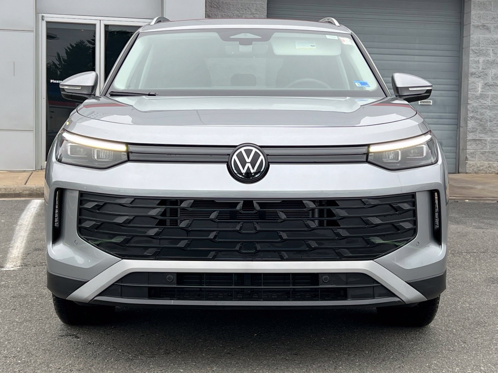 Used 2025 Volkswagen Tiguan SE FWD image 16