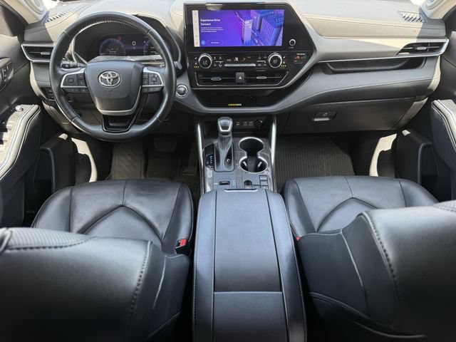 Used 2023 Toyota Highlander Limited FWD image 11