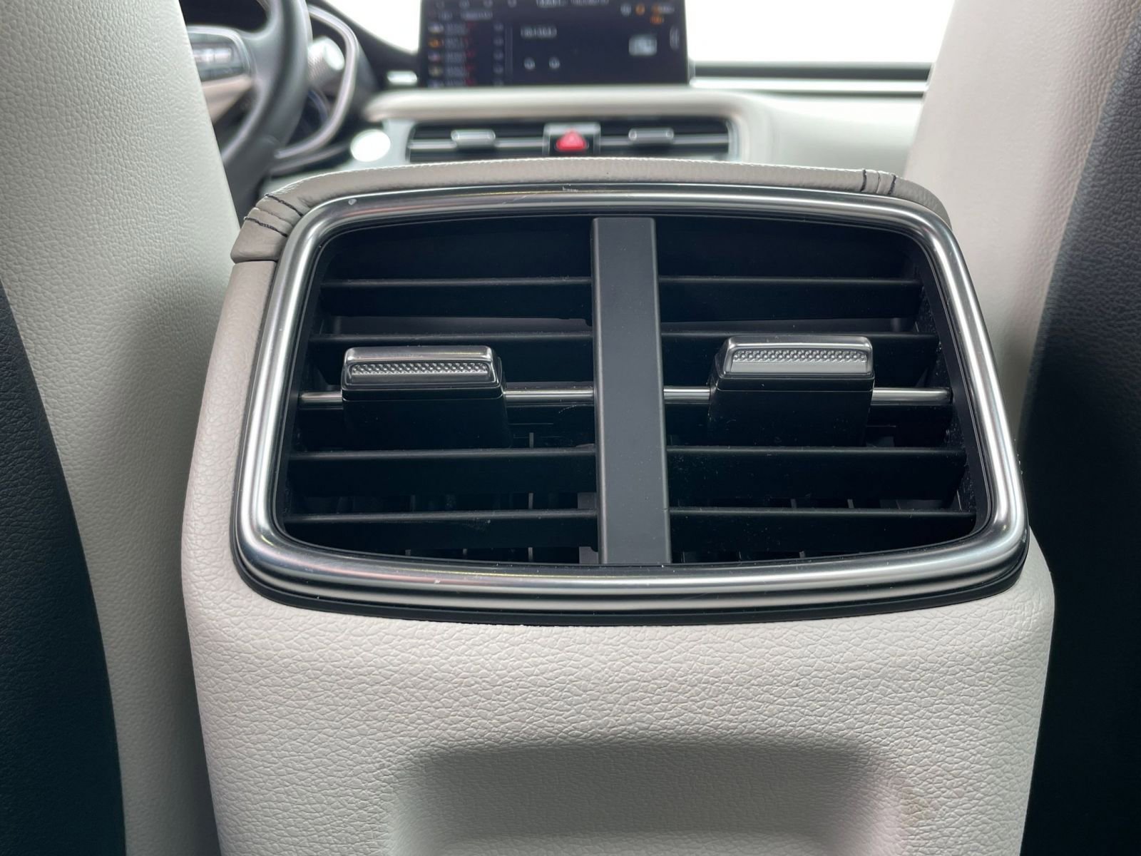 Used 2025 Genesis G70 2.5T image 25