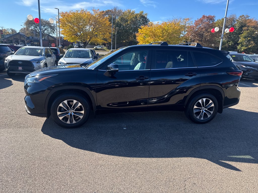 Used 2024 Toyota Highlander XLE AWD/4WD image 4