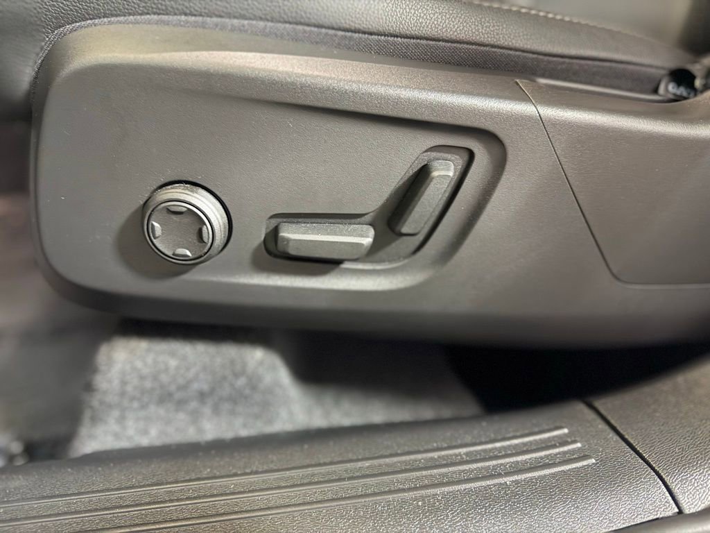 Used 2025 Volvo XC40 B5 Core w/ Protection Package Premier image 19