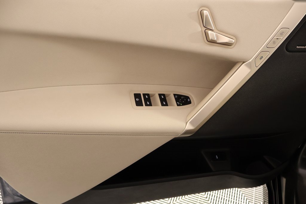 Used 2024 BMW iX xDrive50 w/ Sport Package image 17