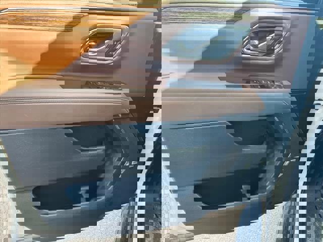 Used 2021 Chevrolet Suburban High Country image 21