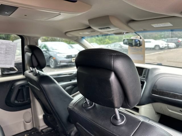 Used 2013 Chrysler Town & Country Touring FWD image 15