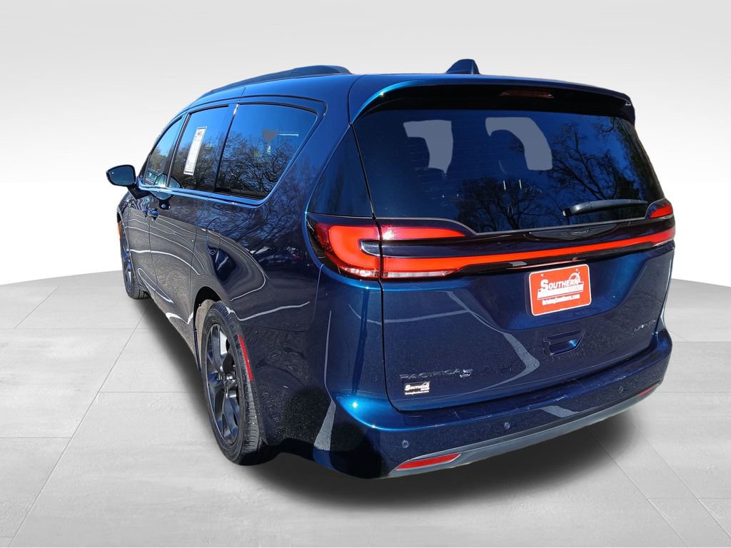 Used 2025 Chrysler Pacifica Limited image 3