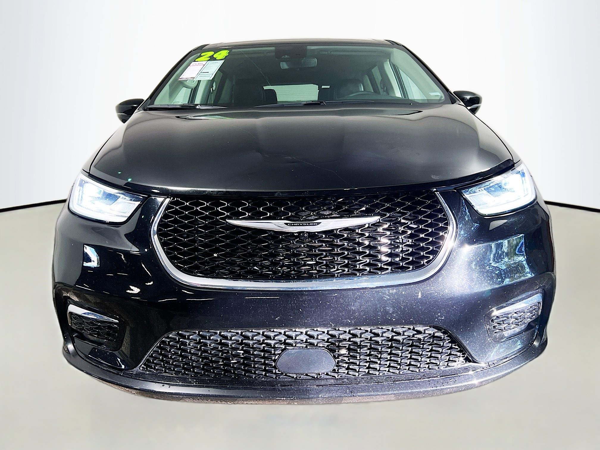 Used 2024 Chrysler Pacifica Touring-L image 11